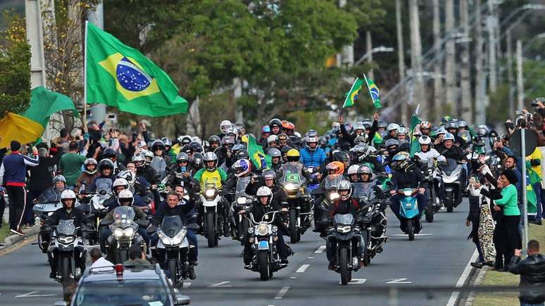 Para Chomsky, as motociatas de Bolsonaro têm ocupado espaços públicos ao redor do Brasil — diferentemente da campanha petista