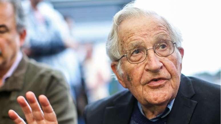 Chomsky vê muitos paralelos entre a política nos EUA e no Brasil — desde o erro das pesquisas eleitorais ao risco de uma repetição da invasão do Capitólio à brasileira