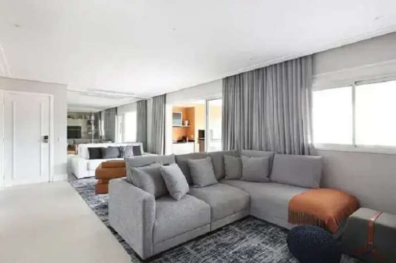 26. Sof&aacute; de canto minimalista cinza. Fonte &ndash; Decoratorist