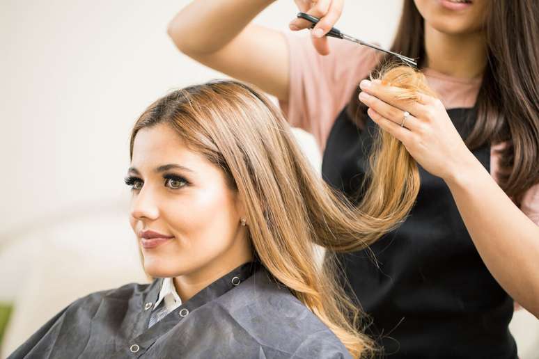 Pessoas que utilizam secador devem cortar e hidratar o cabelo regularmente 