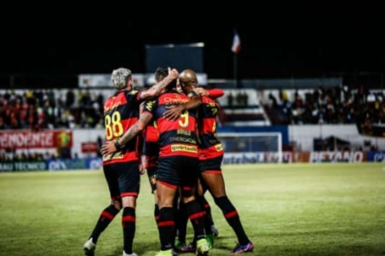 Jogadores do Sport comemoram o gol da vitória contra o Brusque (Foto: Rafael Bandeira/SCR)