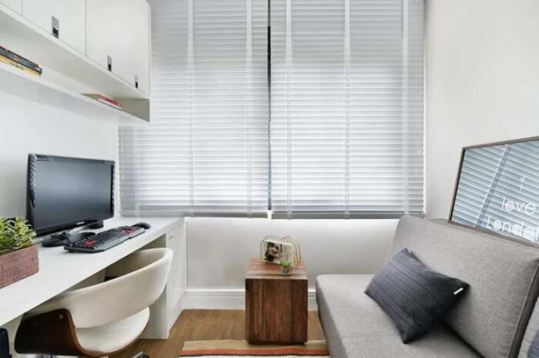 7. O sof&aacute; cama minimalista otimiza o espa&ccedil;o do projeto. Projeto de Carolina Bernardi Arquiteta