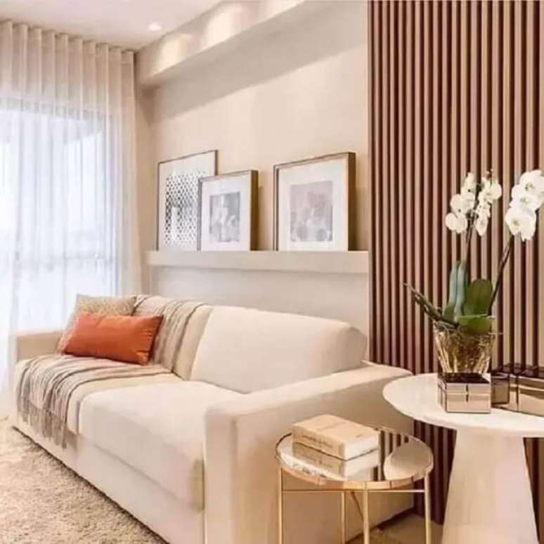 35. Parede ripada e sof&aacute; minimalista. Fonte &ndash; Artofit