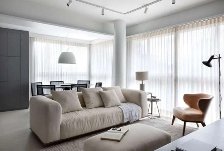 12. Sof&aacute; minimalista tons s&oacute;brios invadem a decora&ccedil;&atilde;o da sala. Fonte &ndash; Studio Gabriel Bordin