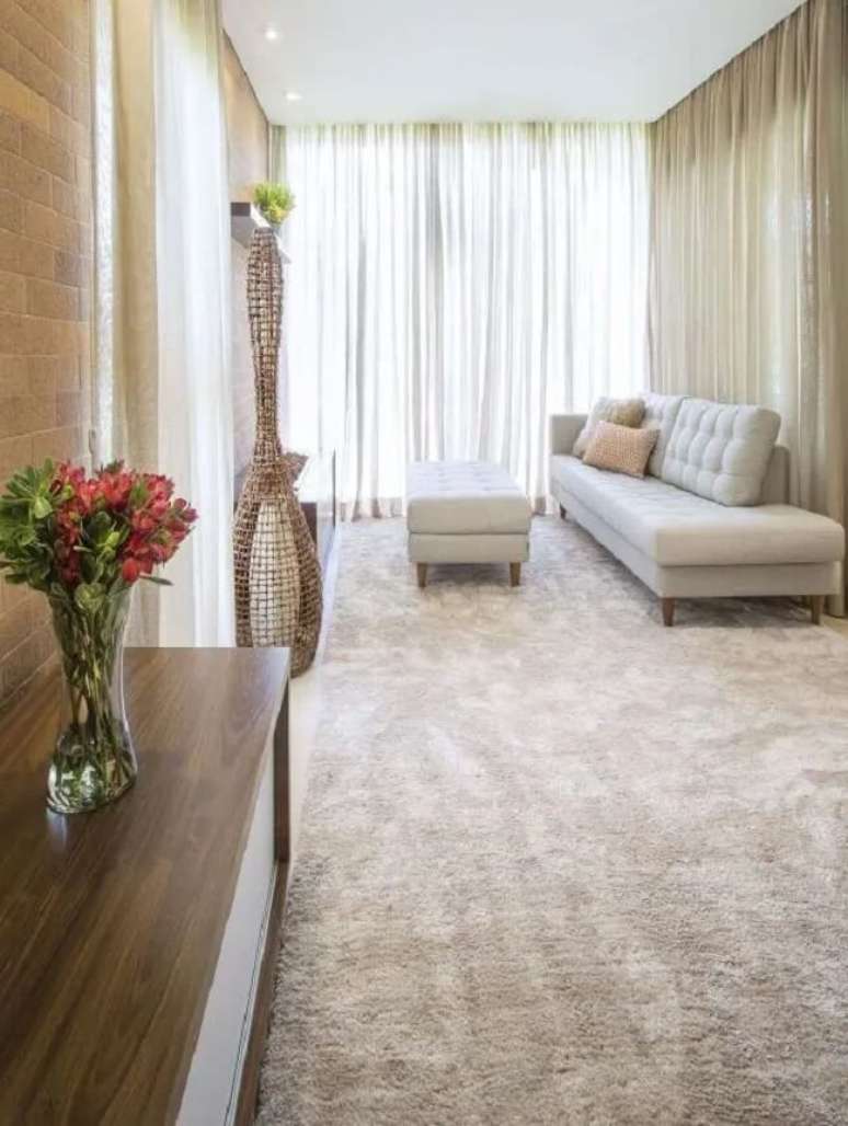 43. Modelo de sof&aacute; minimalista bege. Fonte &ndash; Luciane Mota