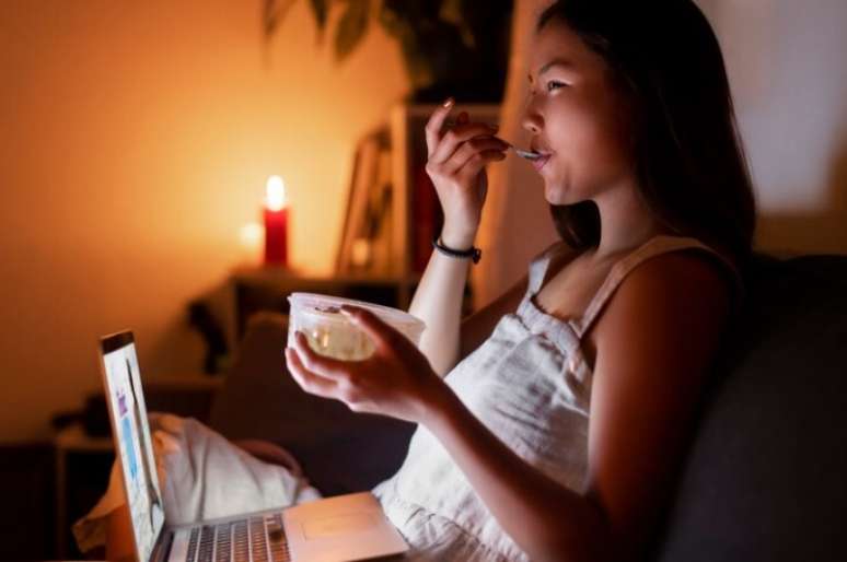 Lanchinho antes de dormir pode desencadear aumento da fome, alterar metabolismo e dar chances para a obesidade