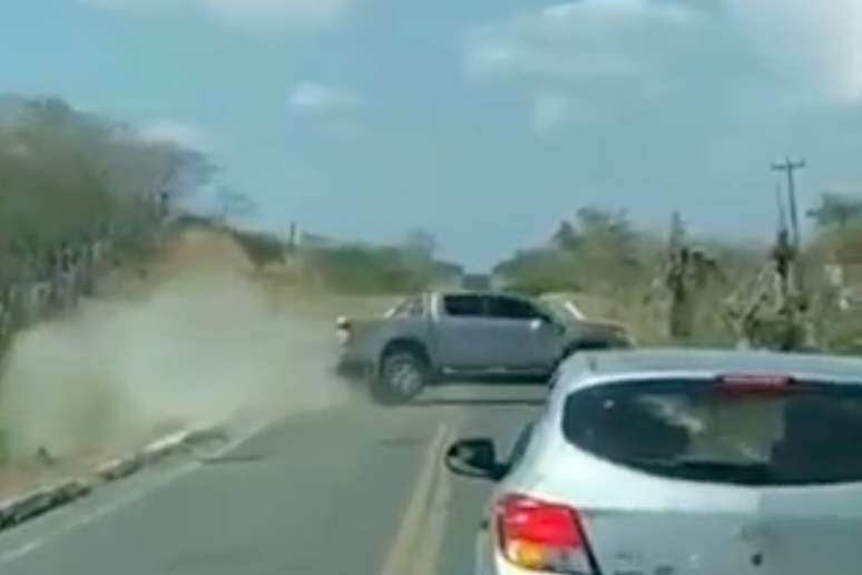 Padre perdeu o controle da direção e caiu com carro dentro de lago