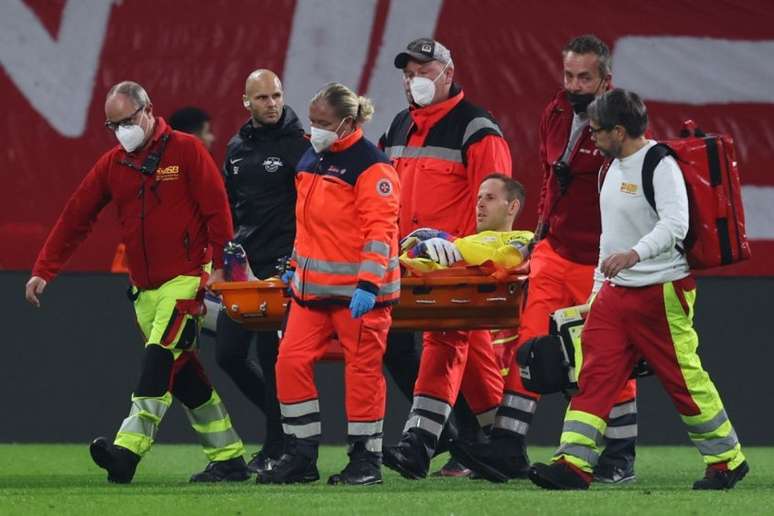 Péter Gulácsi rompeu o ligamento do joelho em jogo da Champions League (RONNY HARTMANN / AFP)