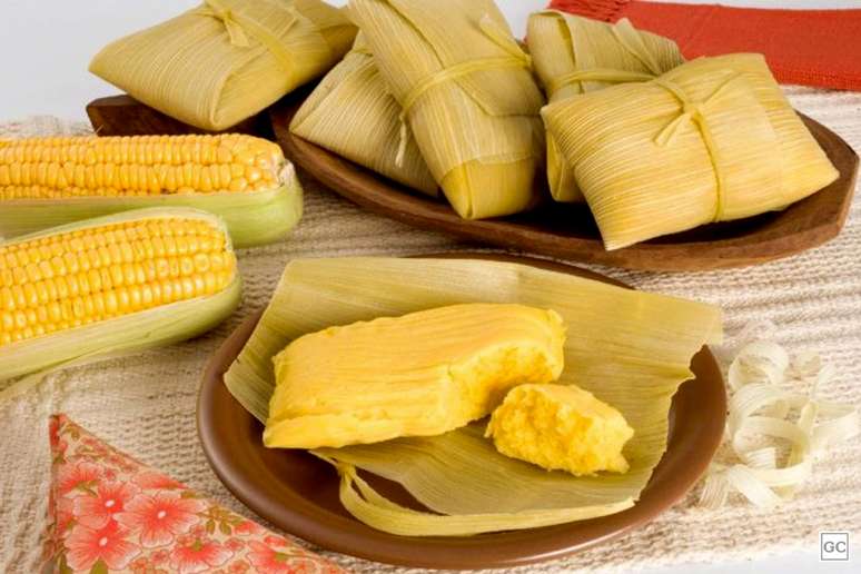 A pamonha pode ser incrementada com queijo coalho – Foto: Guia da Cozinha