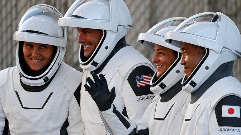 A missão Crew-5 é composta por quatro astronautas de três nações: Anna Kikina, Josh Cassada, Nicole Mann e Koichi Wakata (da esquerda para a direita)