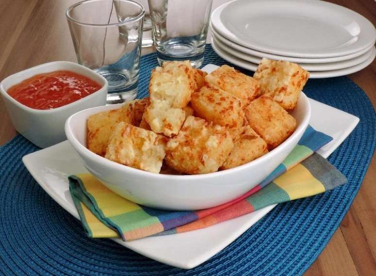 Apetitosos e clássicos, os dadinhos de tapioca com queijo coalho – Foto: Guia da Cozinha