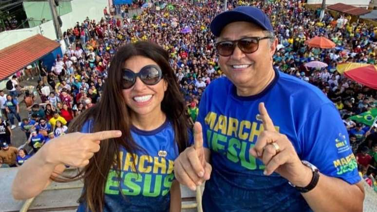 Imagem mostra os deputados federais Antônia Lucia e Silas Câmara na Marcha para Jesus.