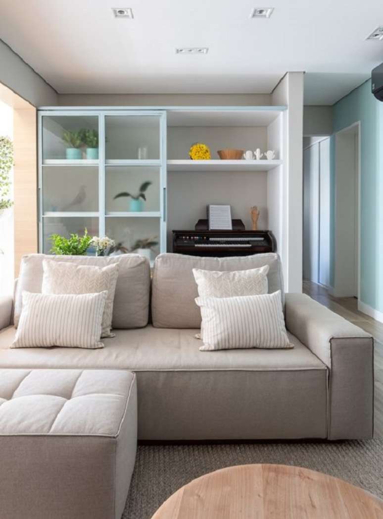 5. Estante com vidro mini boreal na porta de correr &ndash; Foto Marina Carvalho Arquitetura