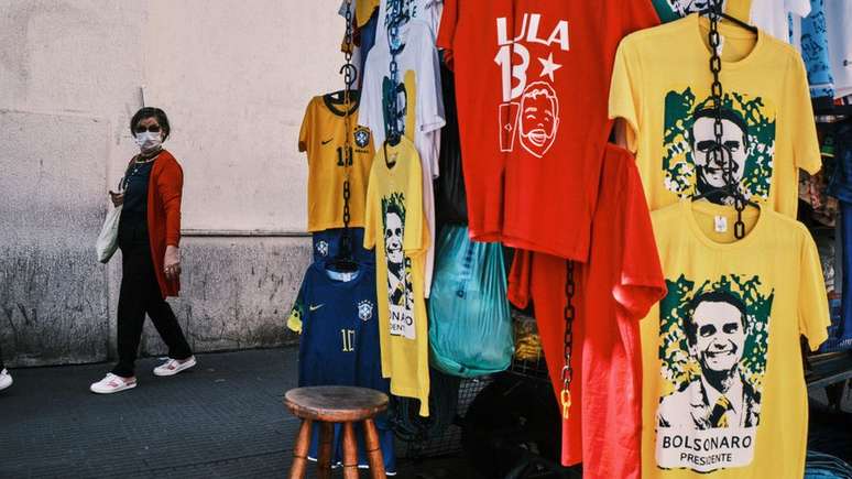 Camisetas estampadas com imagens de Lula e Bolsonaro