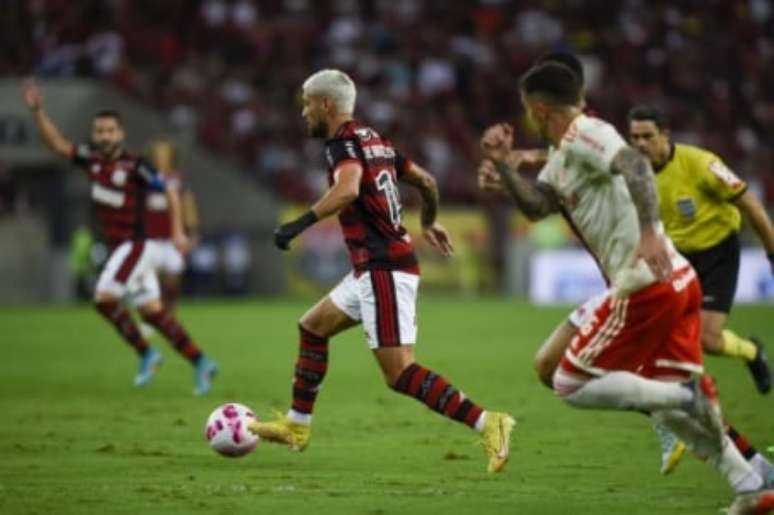 O Rubro-Negro não conseguiu furar o bloqueio do Internacional (Foto: Marcelo Cortes/Flamengo)