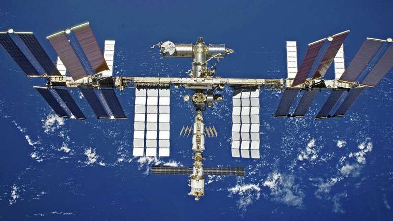 A Estação Espacial Internacional orbita ao redor da Terra a uma altitude de pouco mais de 400 km