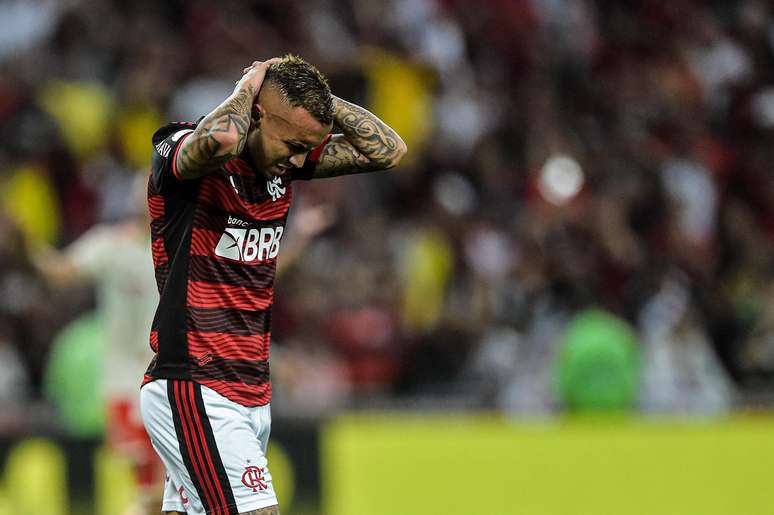 Flamengo fica no empate com o Goiás e vê Palmeiras abrir nove