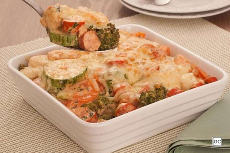 Gratinado de salsicha e legumes &ndash; Foto: Guia da Cozinha