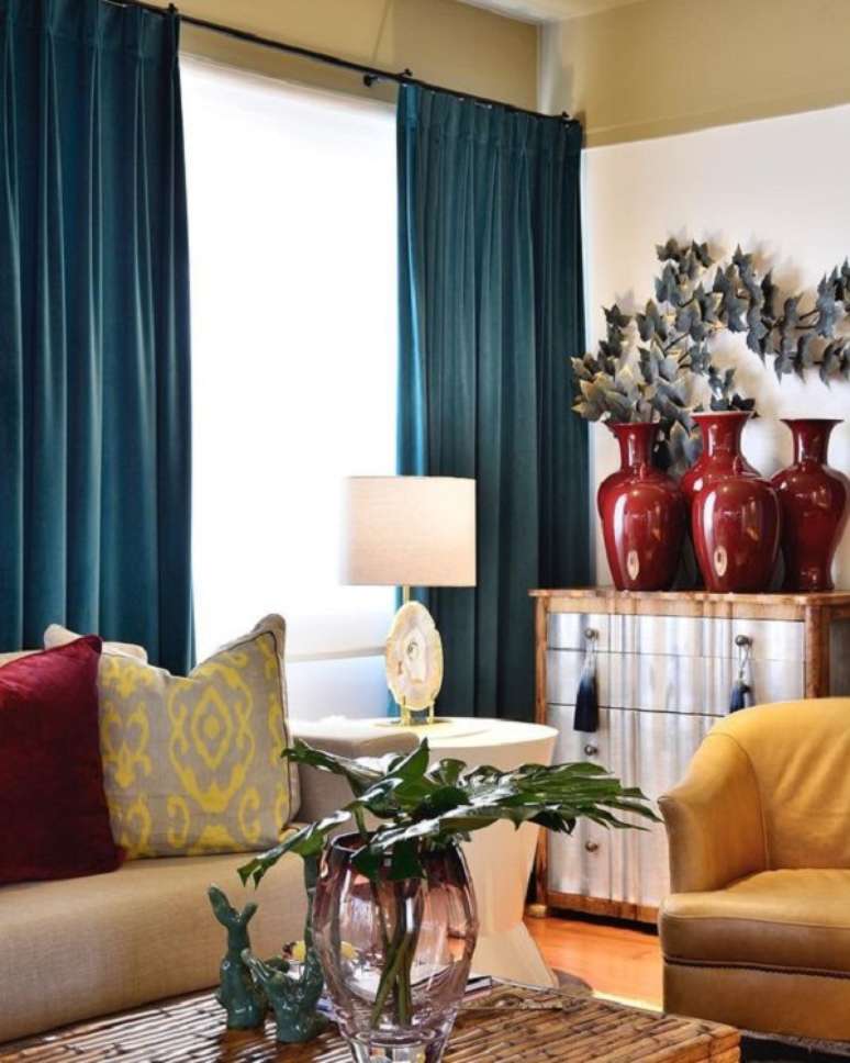 40. Itens de decora&ccedil;&atilde;o para sala de estar com cortina azul escuro e enfeites marsala &ndash; Foto Oslo Escritorio de Arquitetura