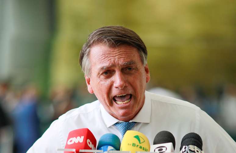 Bolsonaro diz, aos gritos, que decisão do ministro Alexandre de Moraes sobre assessor foi 'crime'