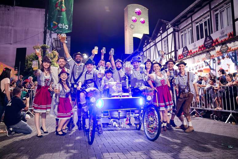 Na Oktoberfest Blumenau, carros são adaptados para carregarem chopeiras ou venderem comidas típicas alemãs enquanto acompanham a festa e os desfiles pelas ruas.