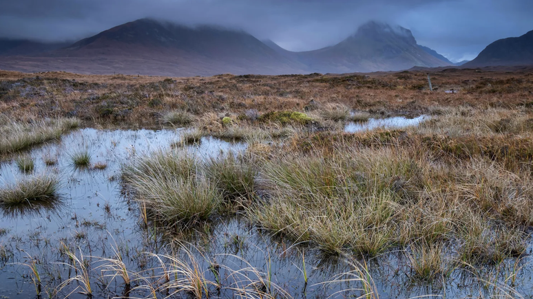 Na Idade do Ferro, os p&acirc;ntanos elevados eram repletos de ricos recursos, desde turfa para queima como combust&iacute;vel at&eacute; min&eacute;rio de ferro para fazer caldeir&otilde;es, escudos e armas