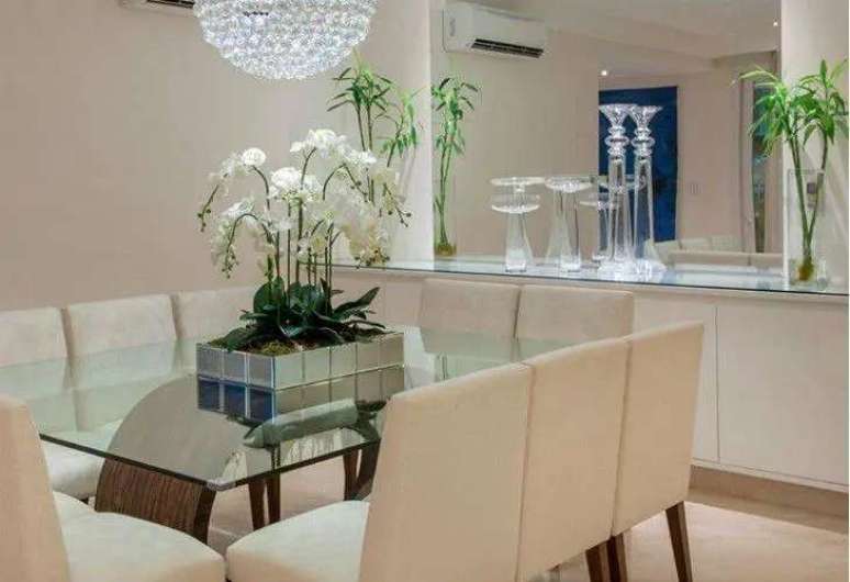 22. Itens de decora&ccedil;&atilde;o para sala de jantar chique com arranjo de orquideas &ndash; Foto Iara Kilaris