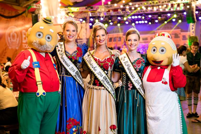 A realeza que está representando a Oktoberfest Blumenau deste ano foi escolhida na última edição, em 2019; este ano está acontecendo uma nova seletiva para a 38° edição.