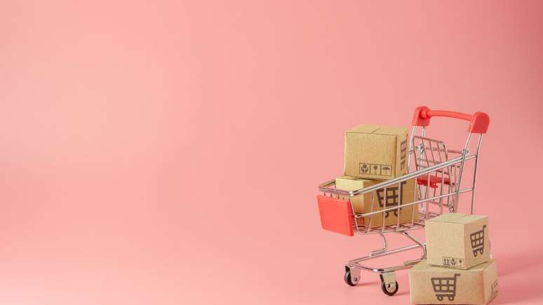 Consumidores devem pesquisar preços antes de realizar a compra – Foto: Shutterstock
