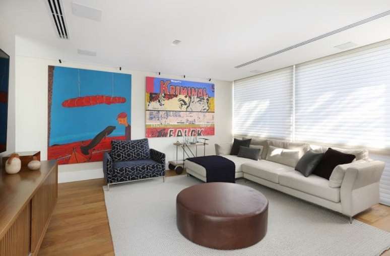 52. Sala moderna com sof&aacute; chaise e puff de couro &ndash; Foto Figa Arquitetura