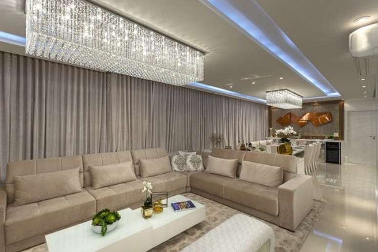 30. Sala chique com sof&aacute; cor areia e itens de decora&ccedil;&atilde;o sofisticados &ndash; Foto Iara Kilaris