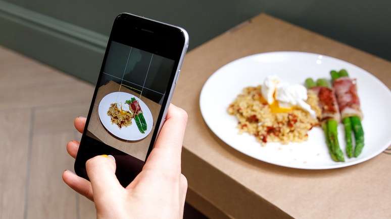 Foto de comida com celular