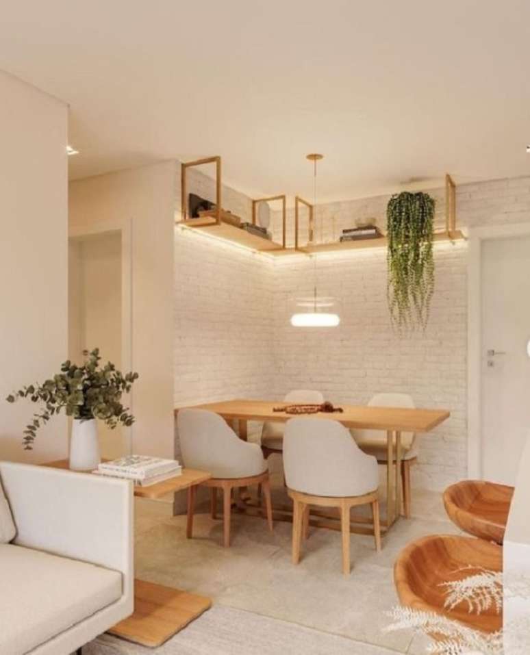 45. Sala de jantar cor areia e m&oacute;veis de madeira &ndash; Foto Dia de Brilho