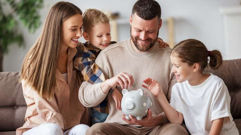 O planejamento financeiro familiar exige a participação de todos da casa – Foto: Shutterstock