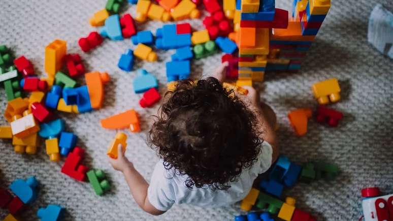 Muitos pais que criam seus filhos sem usar rótulos de gênero os incentivam a brincar com brinquedos e buscar atividades fora das expectativas de gênero tradicionais