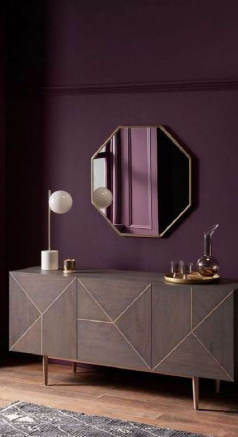 72. Decora&ccedil;&atilde;o de sala chique com itens na cor cinza e parede roxa &ndash; Foto Mujer de 10