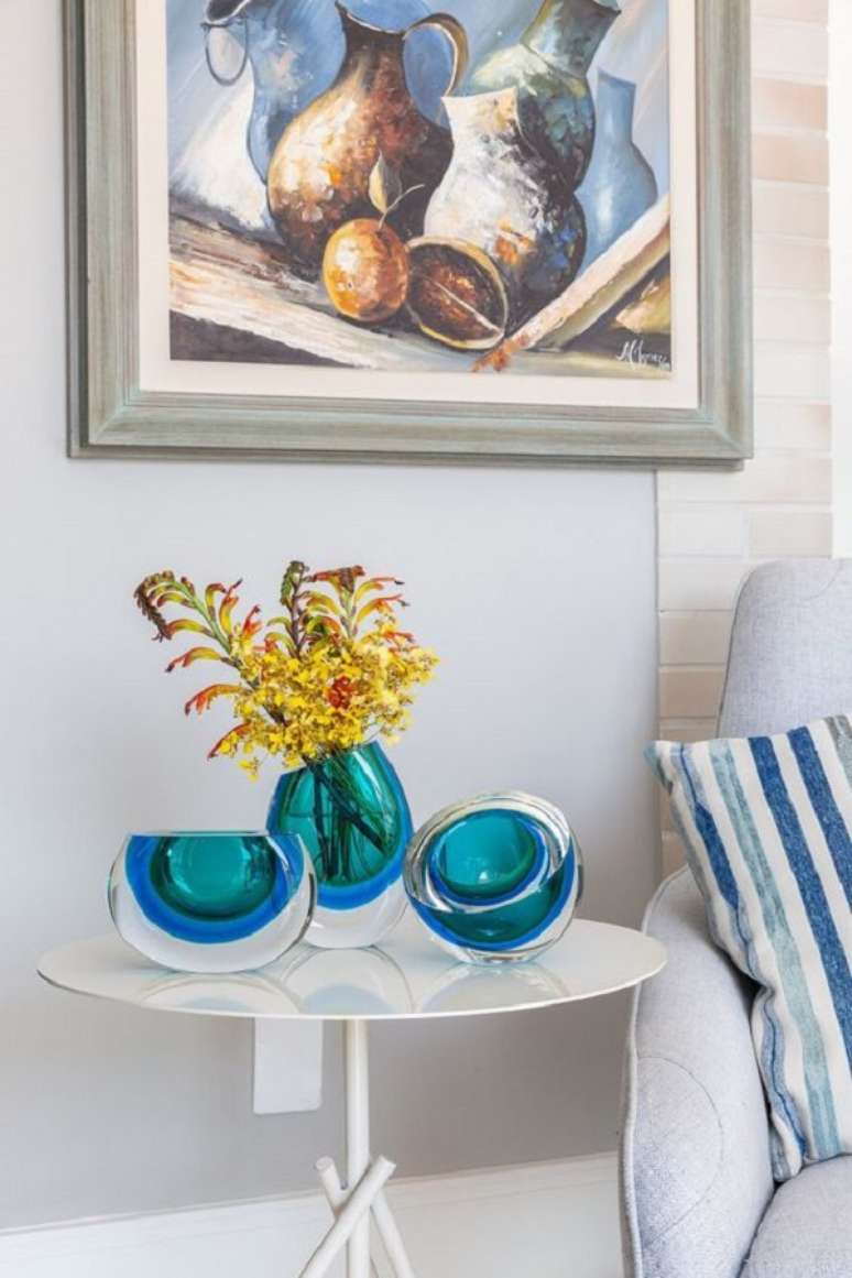 43. Sala de estar decorada com vaso de vidro azul &ndash; Foto Cristais Cadoro &ndash; Gisele Ampazzo