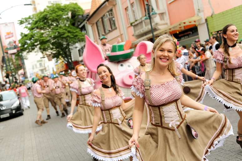 Nos desfiles, todos estão vestidos com trajes típicos da Baviera - onde começou a tradição da Oktoberfest.