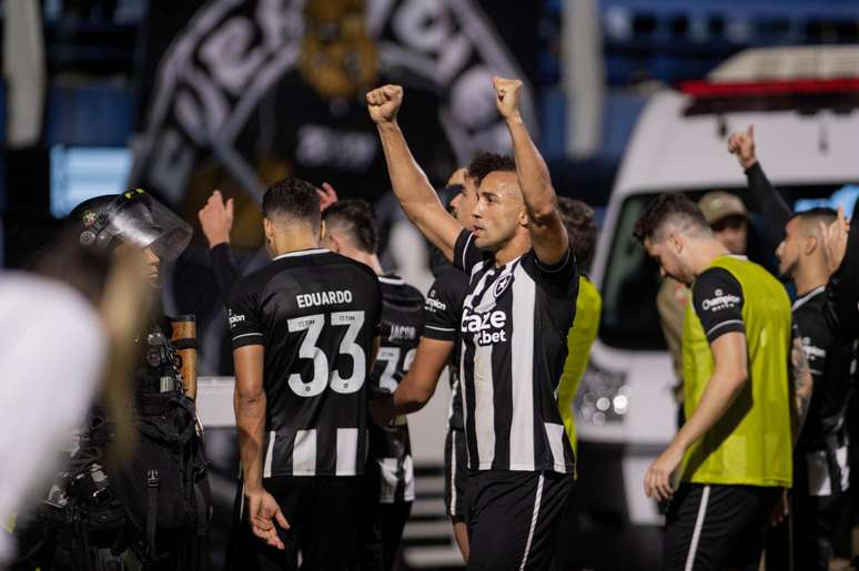 Botafogo vence o Avaí de virada e se aproxima de vaga no G8 do Brasileirão