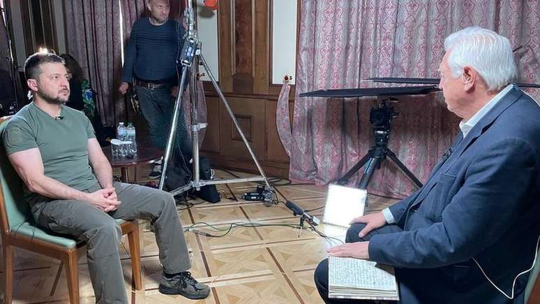 Zelensky e John Simpson, jornalista da BBC, em entrevista em Kiev