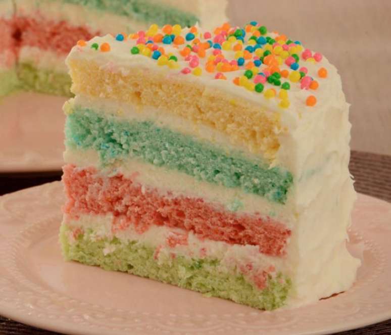 Bolo arco-&iacute;ris &ndash;