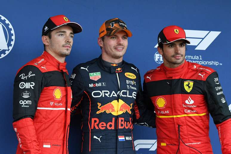 Max Verstappen conquistou a pole, mas a Ferrari colocou Charles Leclerc em segundo e Carlos Sainz em terceiro 