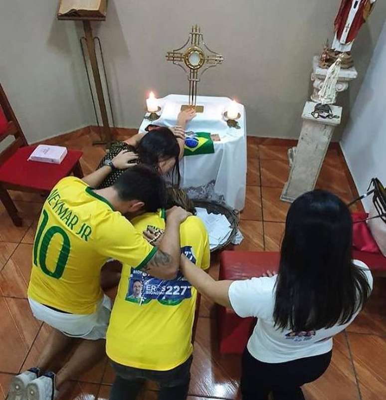 CHIAR2 - NACIONAL - Chiara Biondi, de 20 anos, foi eleita para a Assembleia de MG, mas legislação só permite que ela tome posse com 21 anos. Na foto ela e os familiares aguardam a apuracao. Foto: INSTAGRAM / CHIARABIONDINIT