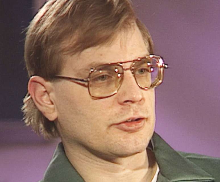 Jeffrey Dahmer, que matou 17 pessoas, foi condenado à prisão perpétua em 1992, mas foi morto por outro detento em novembro de 1994