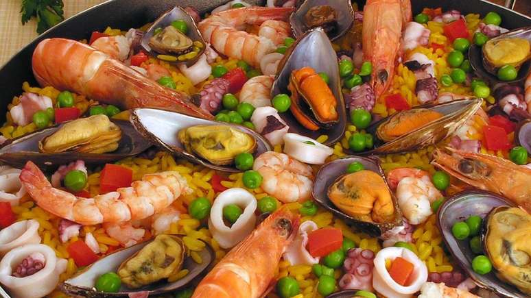 Tradicional receita espanhola, a paella de frutos-do-mar – Foto: Guia da Cozinha