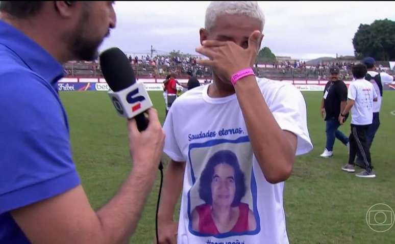 Jogador mandou fazer camisa com rosto da avó e prometeu gol em oração (Reprodução/Globo)