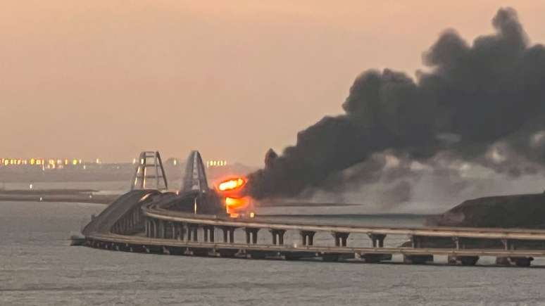 Incêndio na ponte Kerch prejudica abastecimento de tropas russas na Crimeia
