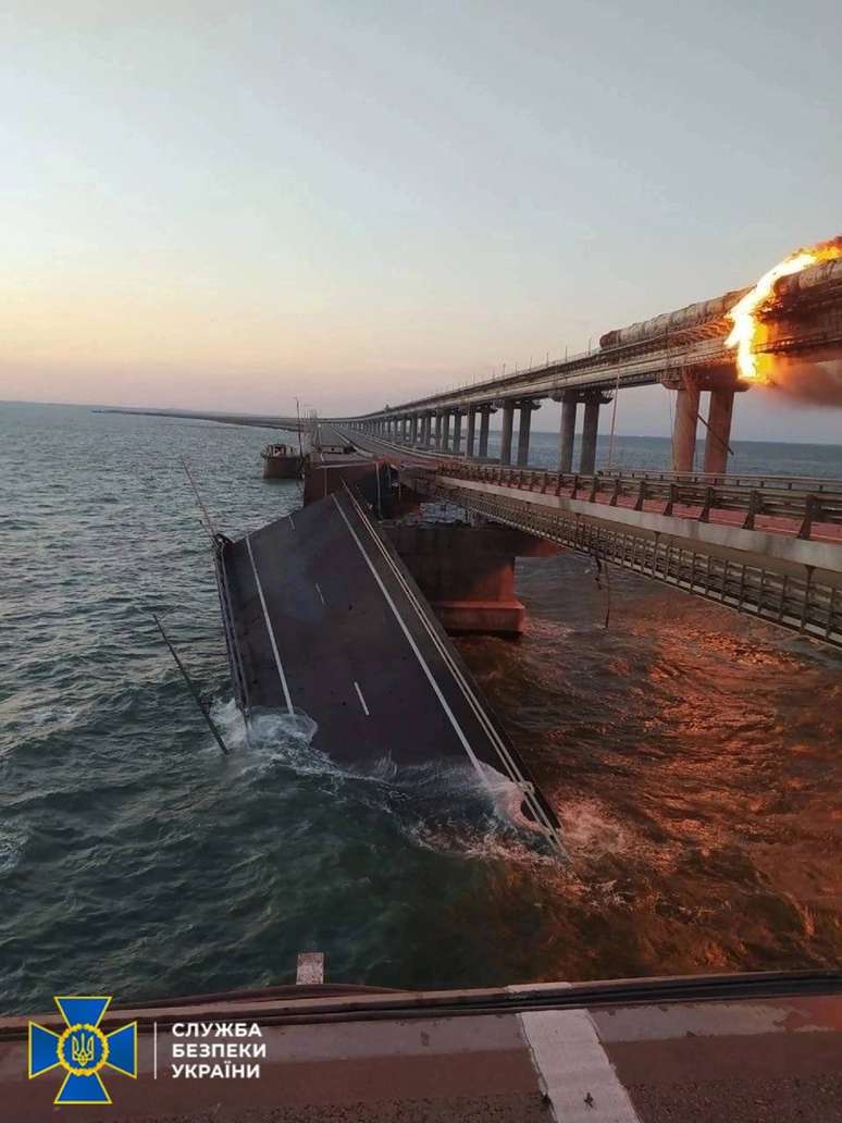 Parte da ponte colapsada, em foto dos serviços de segurança da Ucrânia; ato foi comemorado pelo governo ucraniano e tratado como 'terrorismo' pelo governo russo