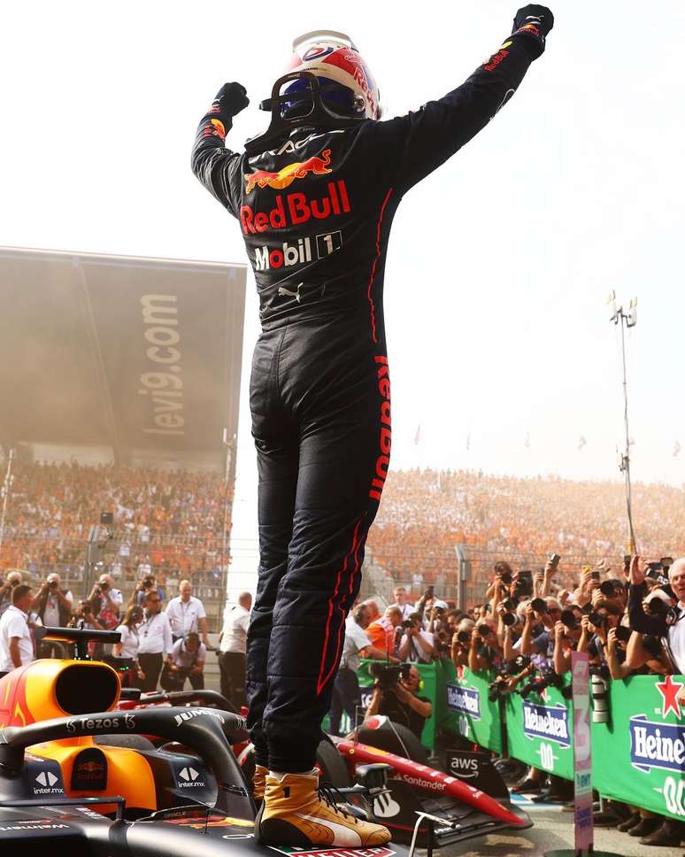 Verstappen celebra vitória em frente à sua torcida, na Holanda.