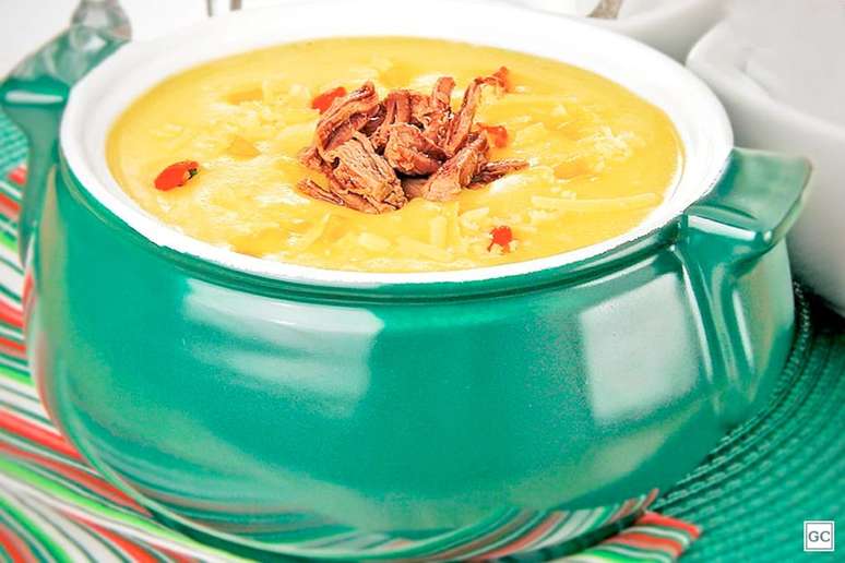 Sopa de fubá com carne louca – Foto: Guia da Cozinha